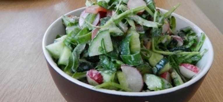 Lapinės salotos su ridikėliais ir agurkais 