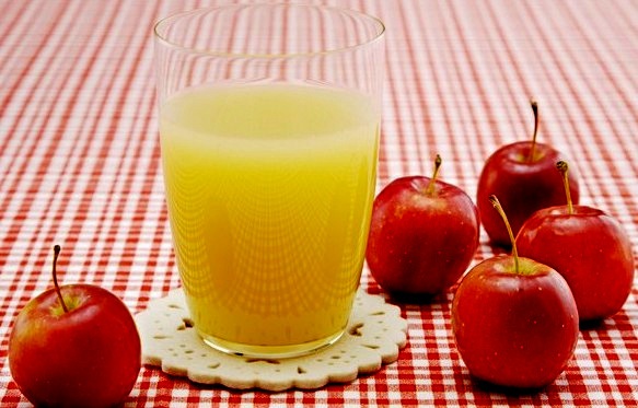 Obuolių sulčių ir kmynų gėrimas