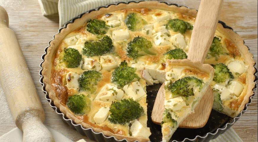 Brokolių pyragas su pėlėsiniu sūriu